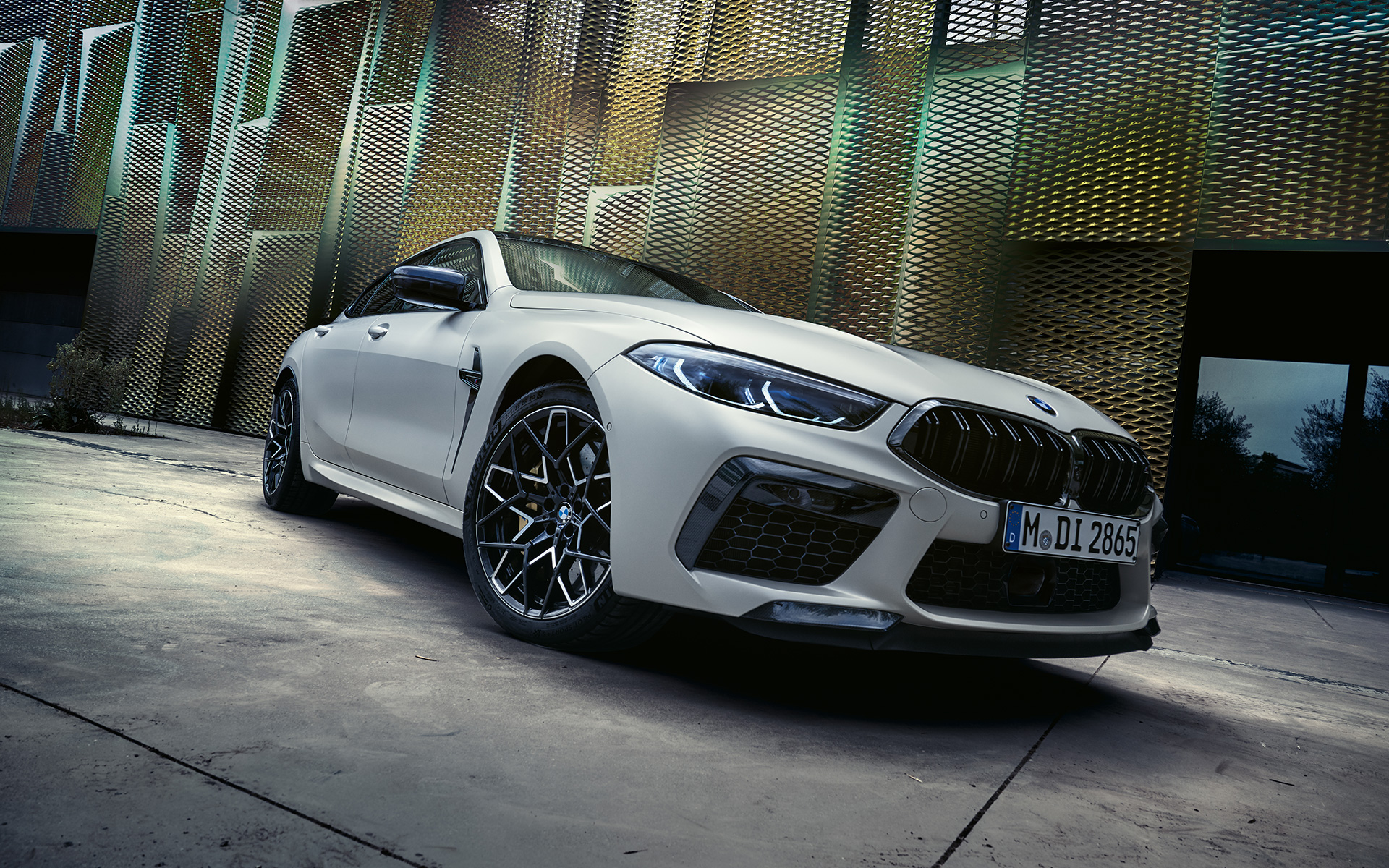 BMW M8 Competition Gran Coupé F93 LCI restylage 2022 BMW Individual Frozen Brilliant White metallic vue de trois quarts avant en contre plongée