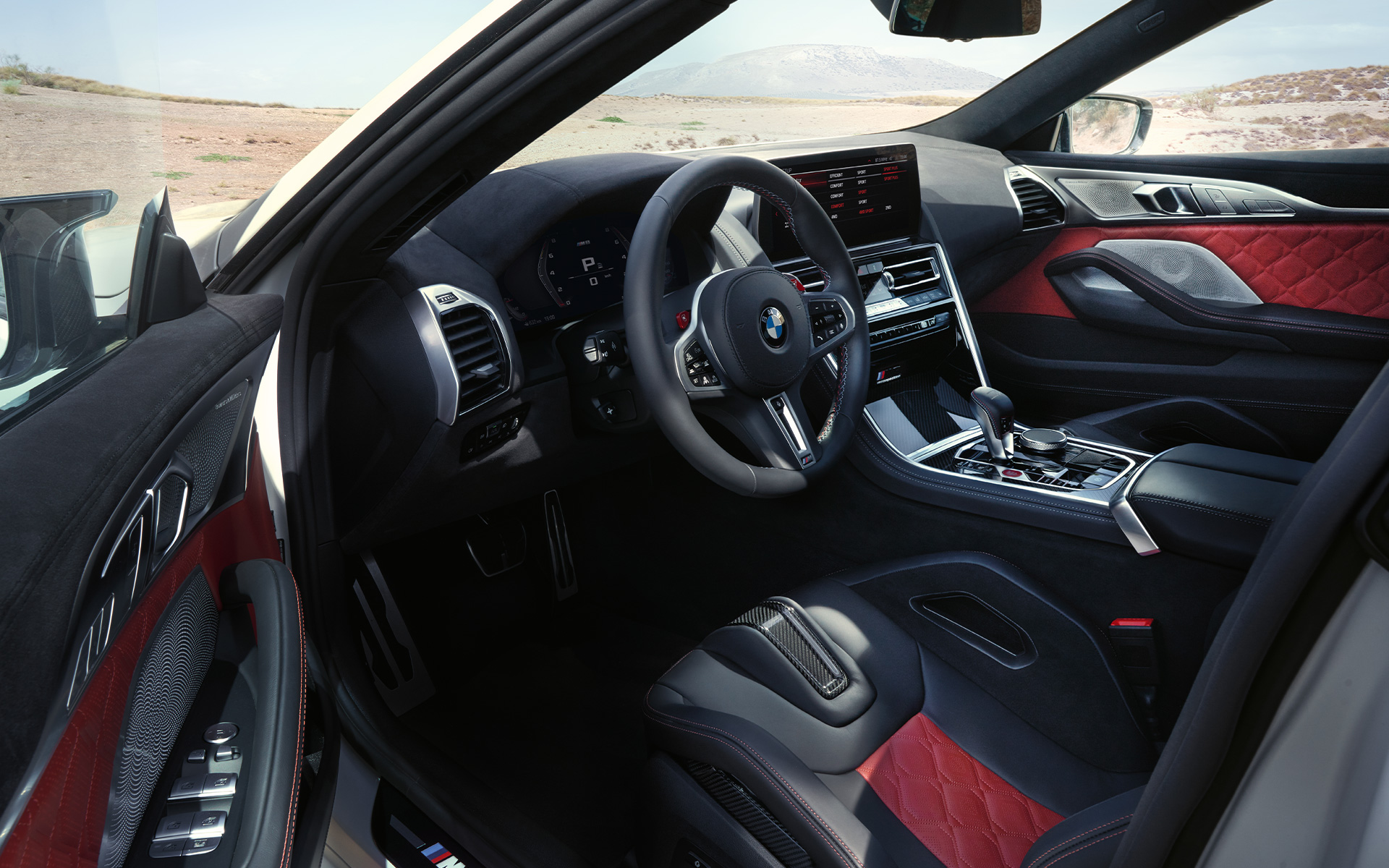 BMW M8 Competition Gran Coupé F93 LCI restylage 2022 vue de l’habitacle avec porte ouverte