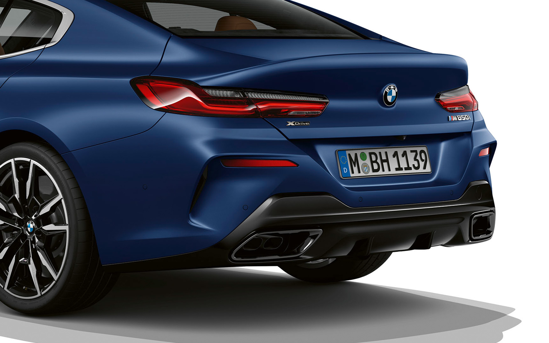 BMW M850i xDrive Gran Coupé G16 LCI restylage 2022 vue de trois quarts arrière détail partie arrière