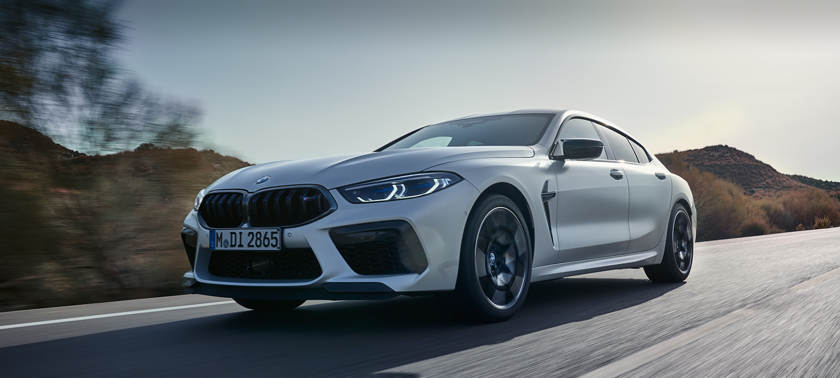 BMW M8 Competition Gran Coupé F93 LCI restylage 2022 BMW Individual Frozen Brilliant White metallic vue de trois quarts avant en conduite