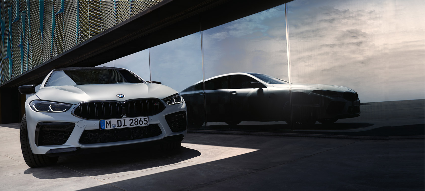 Vue avant BMW M8 Competition Gran Coupé F93 LCI restylage 2022 BMW M8 Competition Gran Coupé F93 LCI restylage 2022 BMW Individual BMW Individual Frozen Brilliant White metallic vue de face reflet d’une silhouette dans la vitre avant