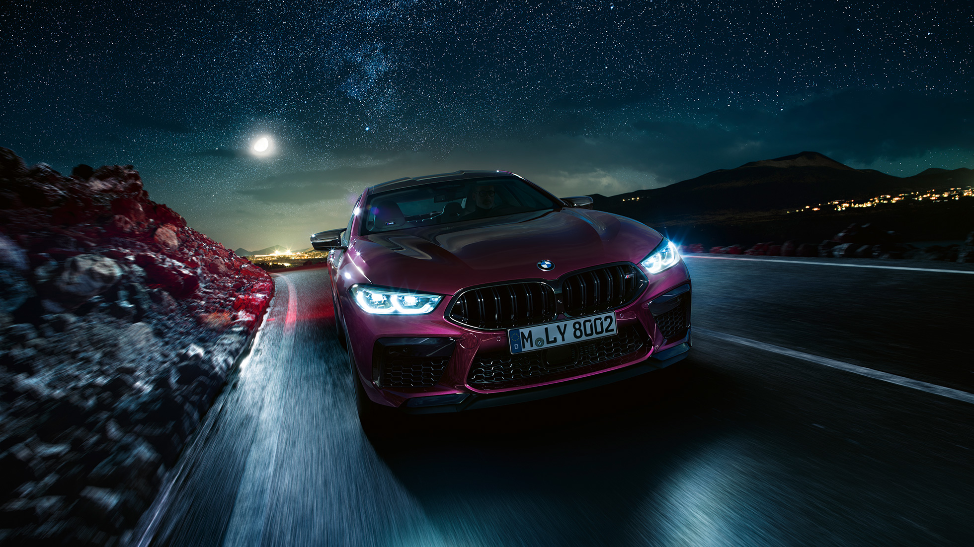 BMW M8 Competition Gran Coupé, vue de face en marche Vue de face en mouvement de la BMW M8 Competition Gran Coupé F93 2020 en BMW Individual Ametrin metallic