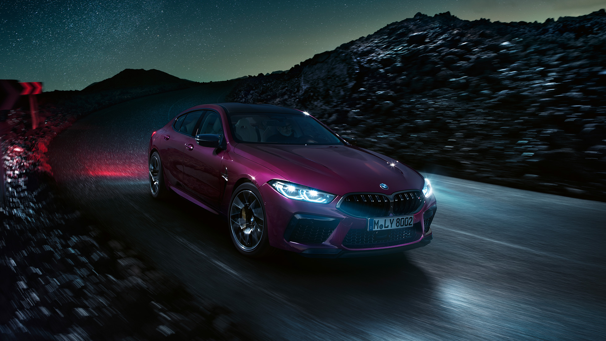 BMW M8 Competition Gran Coupé, vue de trois quarts face. BMW M8 Competition Gran Coupé F93 2020 en BMW Individual Ametrin metallic, vue de trois quarts face