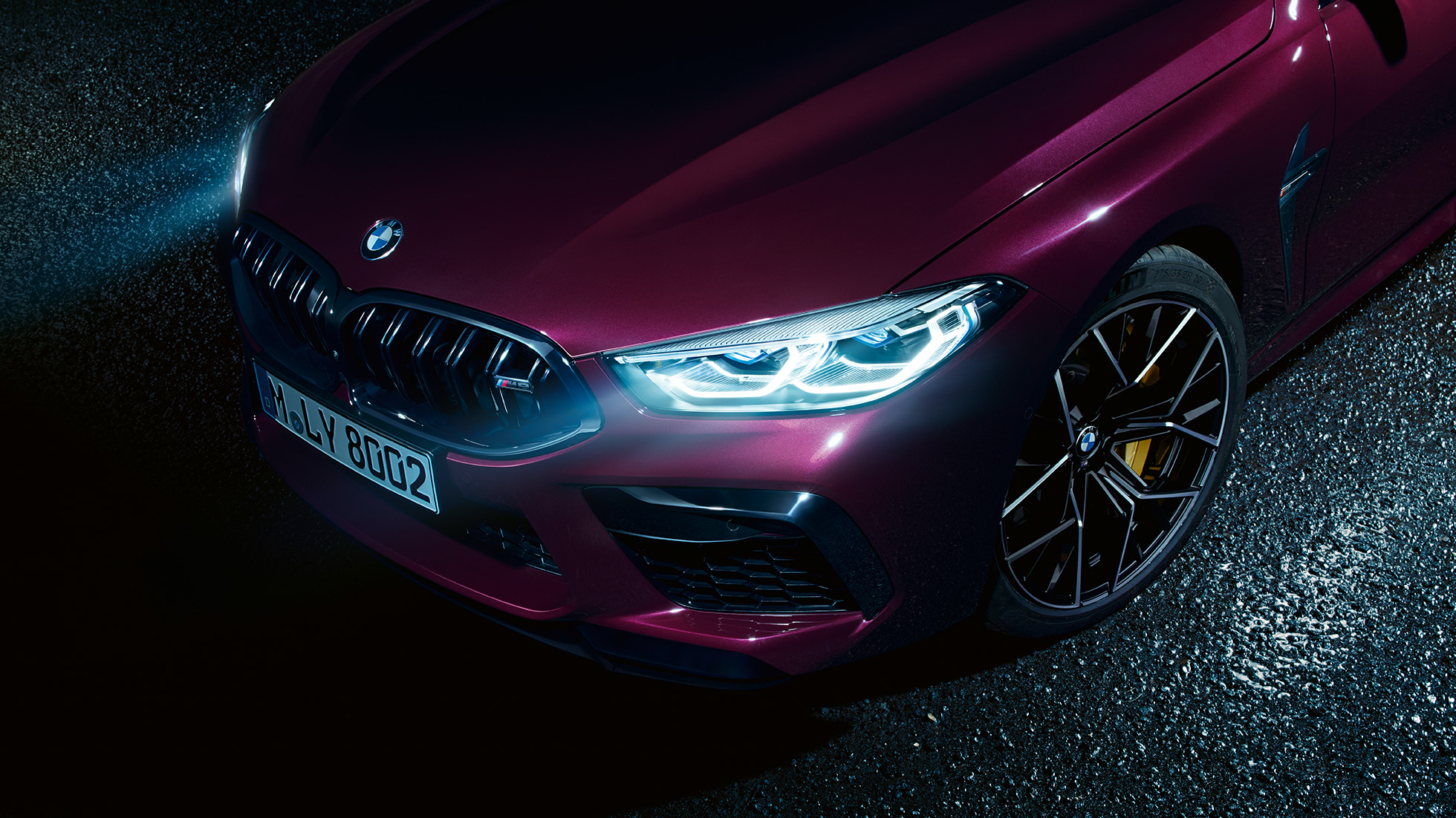 Vue latérale rapprochée de l'avant de la BMW M8 Competition Gran Coupé Vue latérale rapprochée de l'avant de la BMW M8 Competition Gran Coupé avec BMW Laserlight F93 2020 en BMW Individual Ametrin metallic