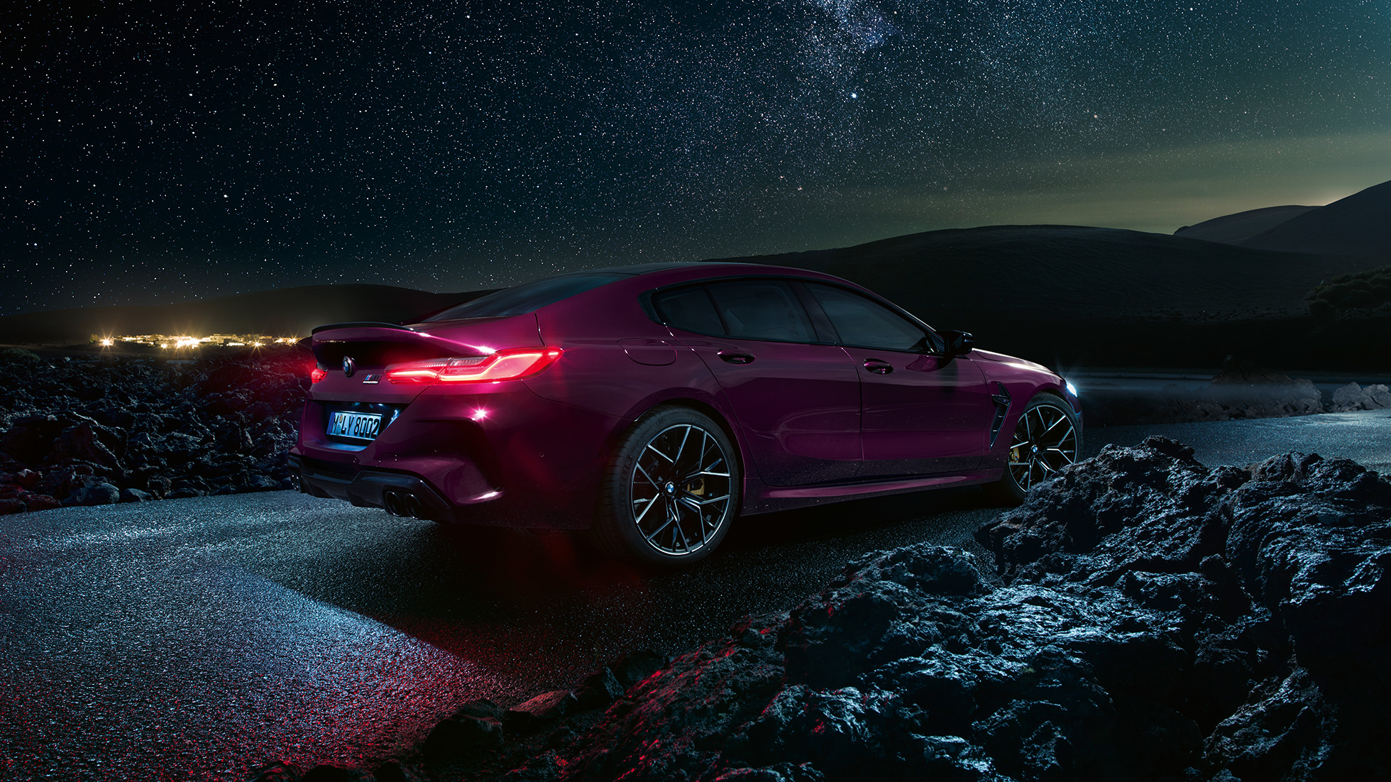 BMW M8 Competition Gran Coupé, vue de trois quarts de profil arrière Vue latérale de trois quarts de l'arrière de la BMW M8 Competition Gran Coupé F93 2020 en BMW Individual Ametrin metallic