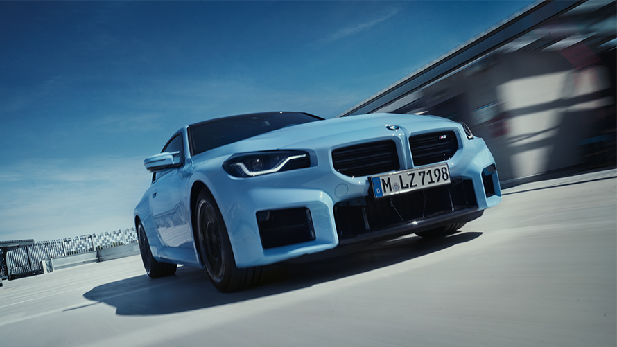 BMW M2 F87, vue de profil en mouvement sur la route Modèles BMW M BMW M2 F87, vue de profil en mouvement sur la route