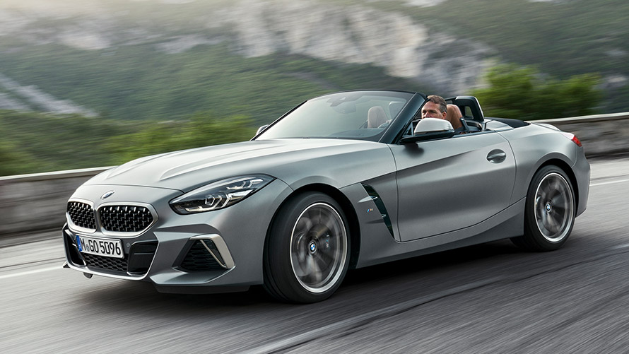 BMW Z4 M G29, vue de trois quarts de profil en mouvement sur la route Modèles BMW M BMW Z4 M G29, vue de trois quarts de profil en mouvement sur la route