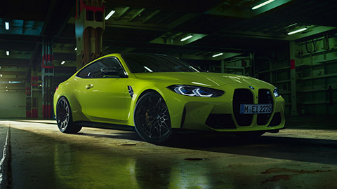 Modèles BMW M BMW M4 G82, vue de trois quarts de profil en stationnement