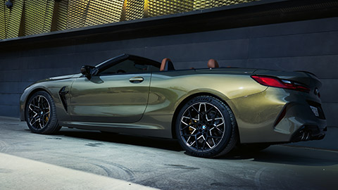 BMW M8 Cabrio (F91) vue de trois quarts de profil à l’arrêt BMW M8 Cabrio (F91) vue de trois quarts de profil à l’arrêt