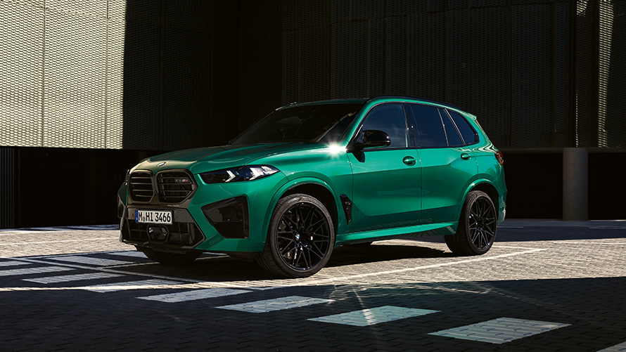 Modèles BMW M BMW X5 M F95, vue de trois quarts arrière en stationnement