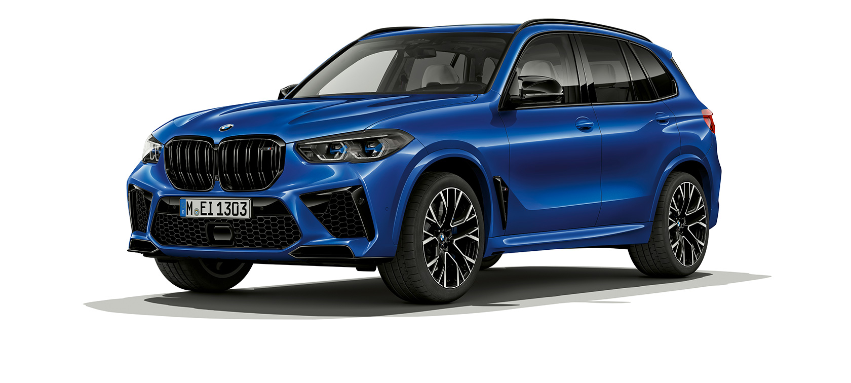 BMW X5 M Competition, vue de trois quarts de profil BMW X5 M Competition F95 2020 en Marina Bay Blau metallic, vue de trois quarts de profil