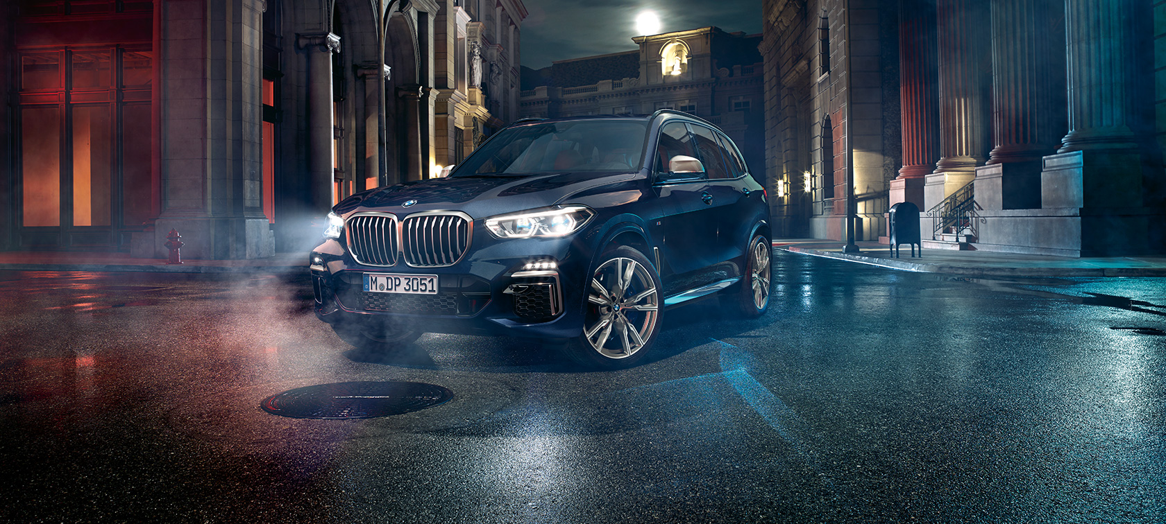 BMW X5 M50i et M50d, vue de trois quarts avant BMW X5 M50i et M50d G05 en Carbonschwarz metallic, vue de trois quarts face