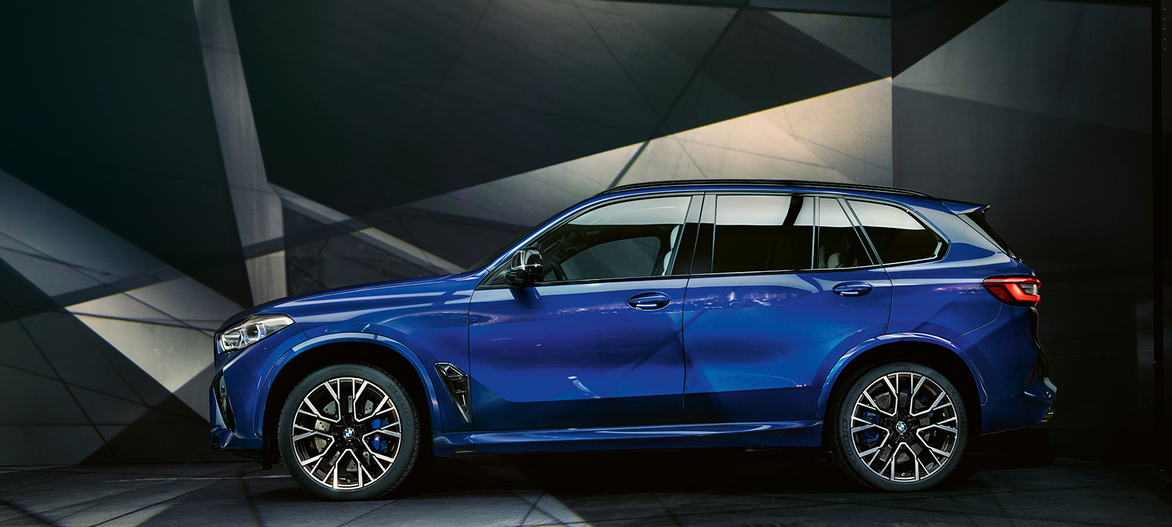 BMW X5 M Competition, vue de profil BMW X5 M Competition en Marina Bay Blau metallic F95, vue de profil