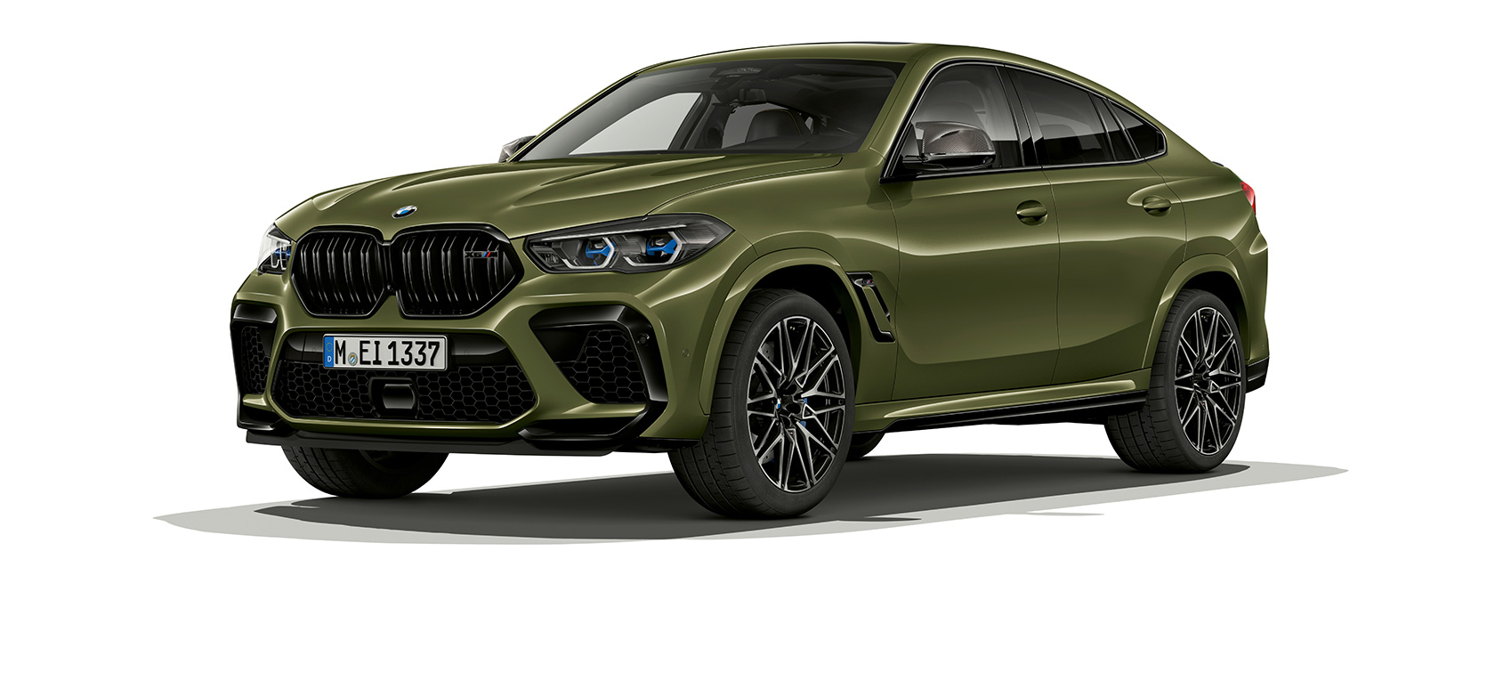 BMW X6 M Competition, vue de trois quarts profil BMW X6 M Competition F96 2020 en teinte spéciale BMW Individual Urban Green, vue de trois quarts de profil