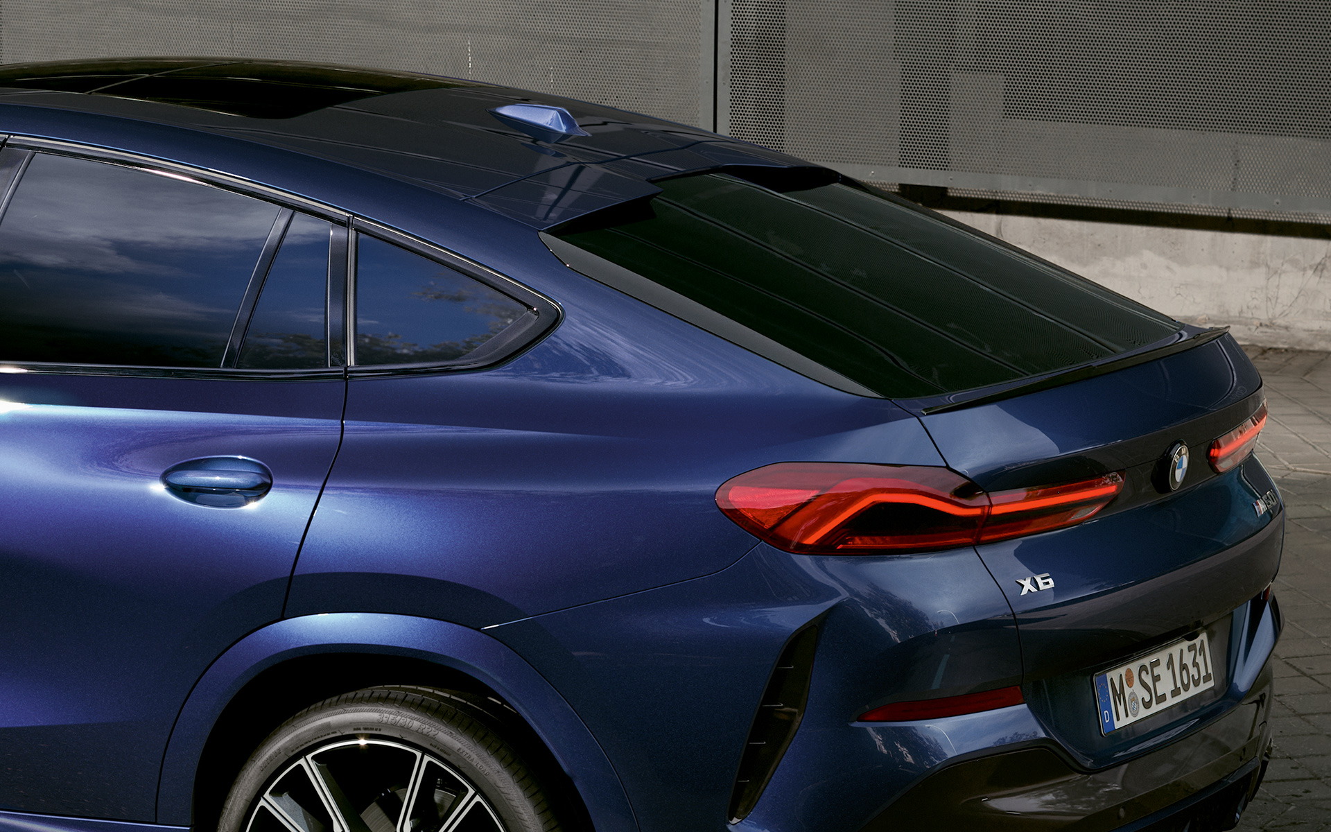 BMW X6 M60i xDrive G06 MP arrière BMW X6 M60i xDrive G06 MP arrière, vue en gros plan