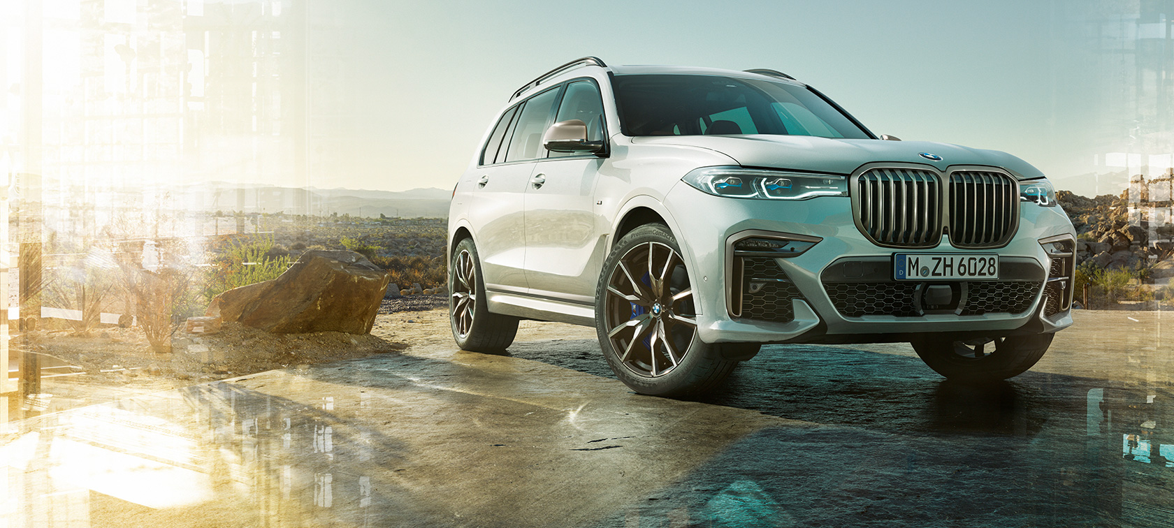BMW X7 M, vue de trois-quarts avant gauche BMW X7 M en Mineralweiß, G07, à l’arrêt, vue de trois-quarts avant gauche