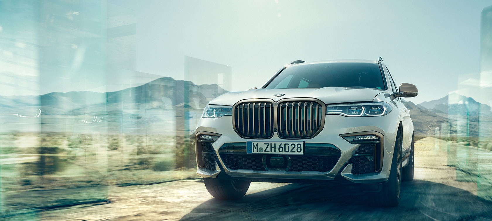 BMW X7 M50i et M50d, vue avant BMW X7 M M50i et M50d en Mineralweiß, G07, à l’arrêt, vue avant