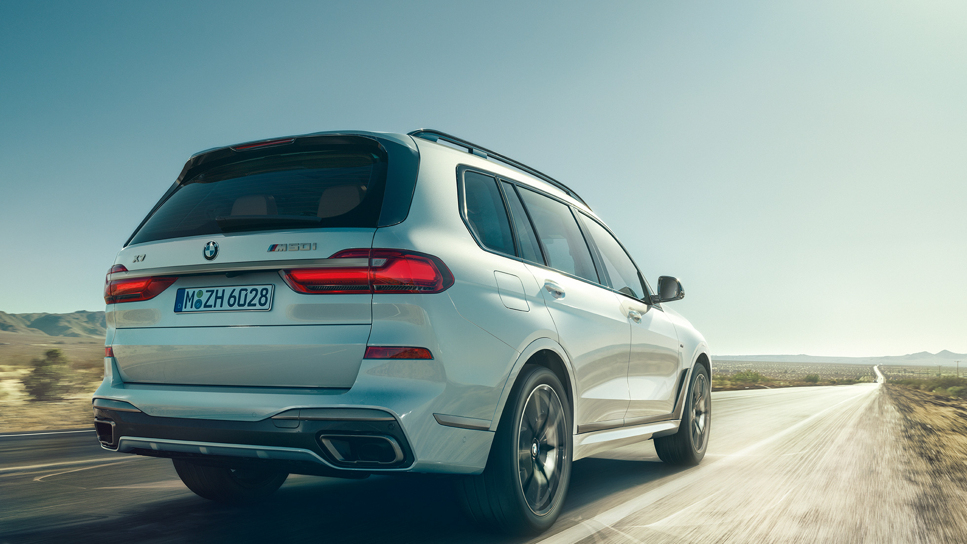 BMW X7 M50i, vue de trois quarts arrière. BMW X7 M50i en Mineralweiß, vue de trois-quarts arrière, G07, 2019