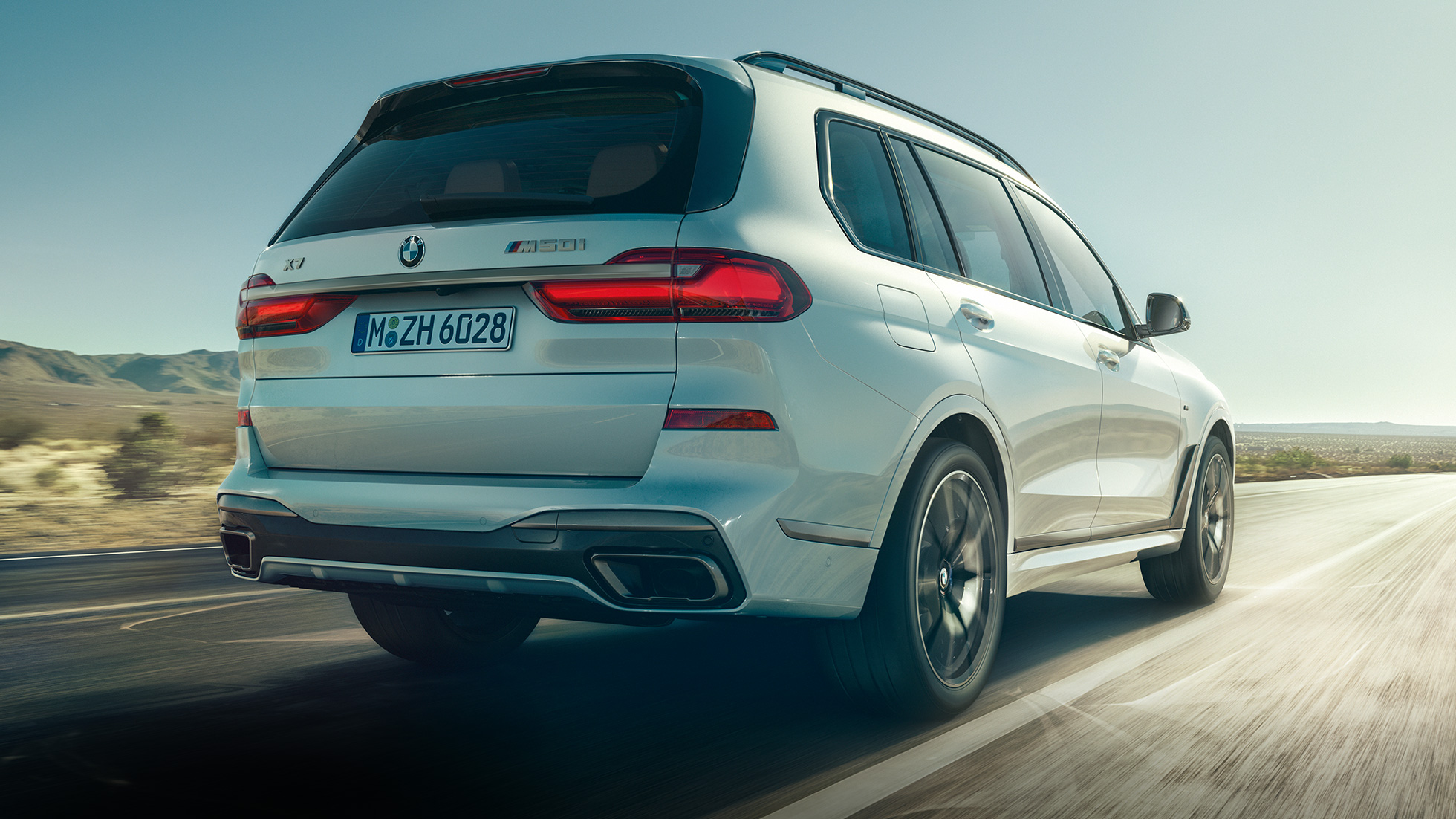 BMW X7 M50i, vue arrière BMW X7 M50i en Mineralweiß, en mouvement, vue arrière, G07, 2019