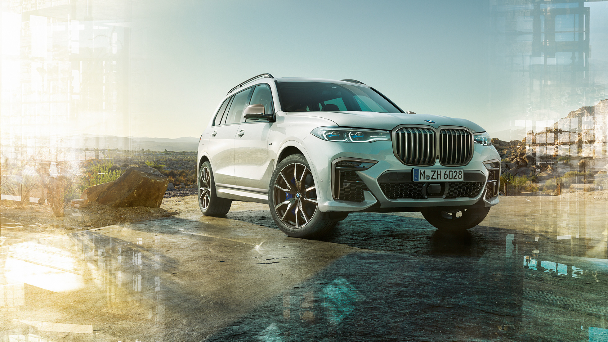 BMW X7 M, vue de trois-quarts avant BMW X7 M en Mineralweiß, à l’arrêt, vue de trois-quarts avant, G07, 2019