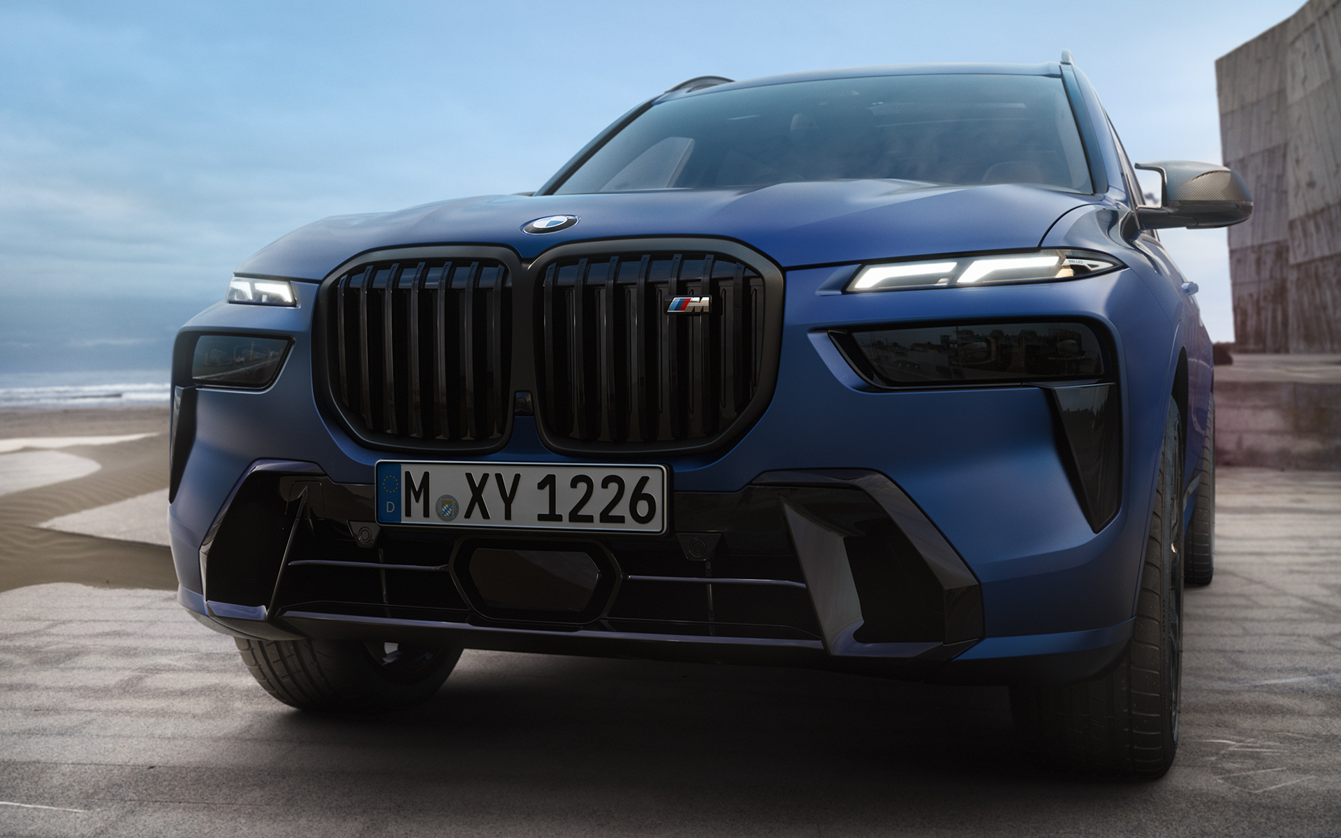 Avant BMW X7 M60i xDrive G07 LCI Frozen Marina Bay Blue à l’arrêt vue en gros plan Avant BMW X7 M60i xDrive G07 LCI Frozen Marina Bay Blue à l’arrêt vue en gros plan