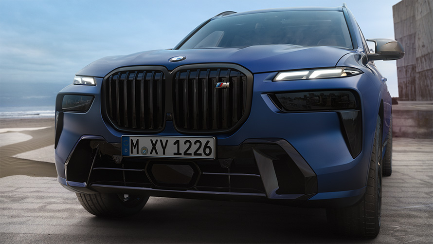 Avant BMW X7 M60i xDrive G07 LCI Frozen Marina Bay Blue à l’arrêt vue en gros plan