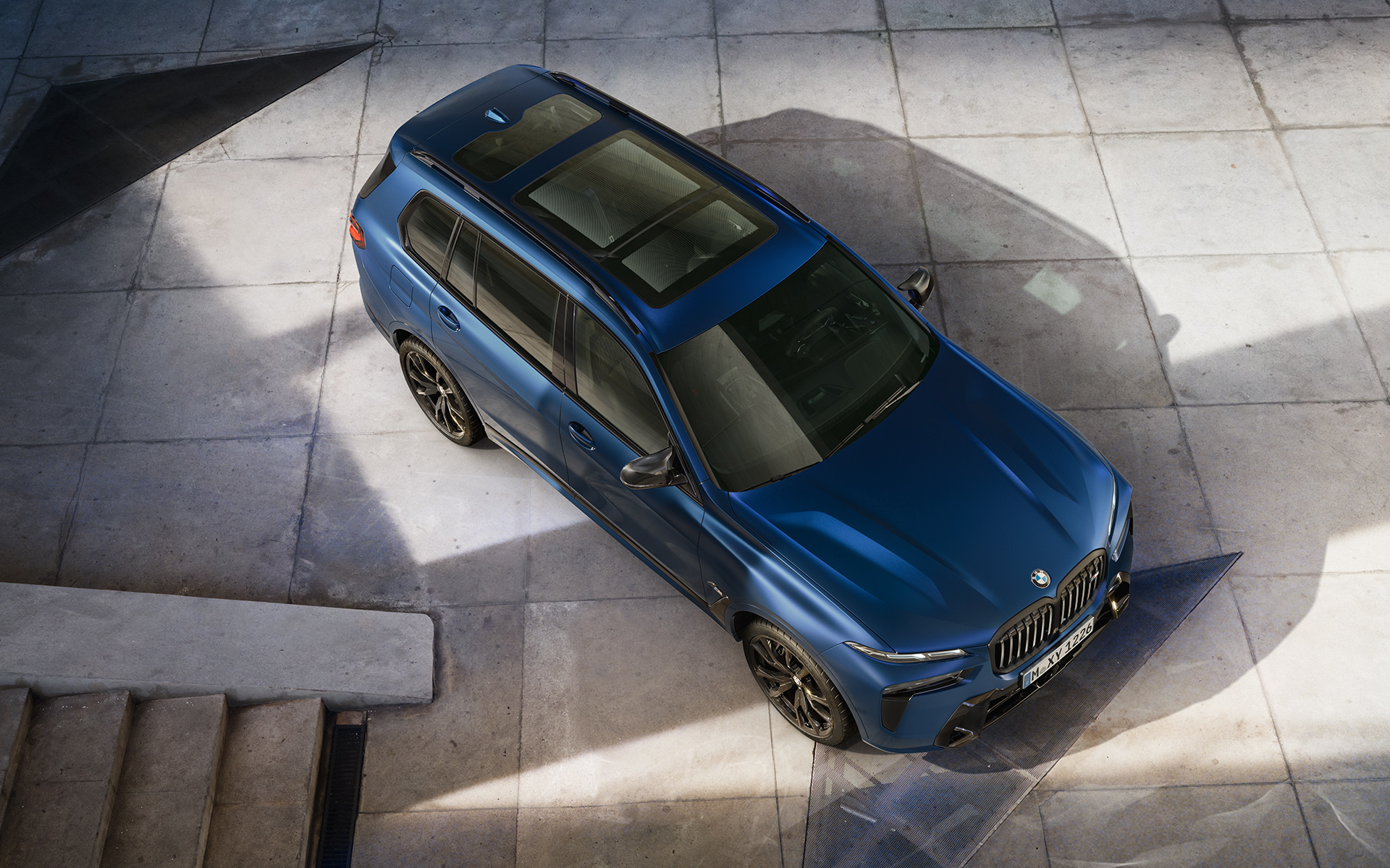 BMW X7 M60i xDrive G07 LCI Frozen Marina Bay Blue à l'arrêt vue en plongée BMW X7 M60i xDrive G07 LCI Frozen Marina Bay Blue à l'arrêt vue en plongée