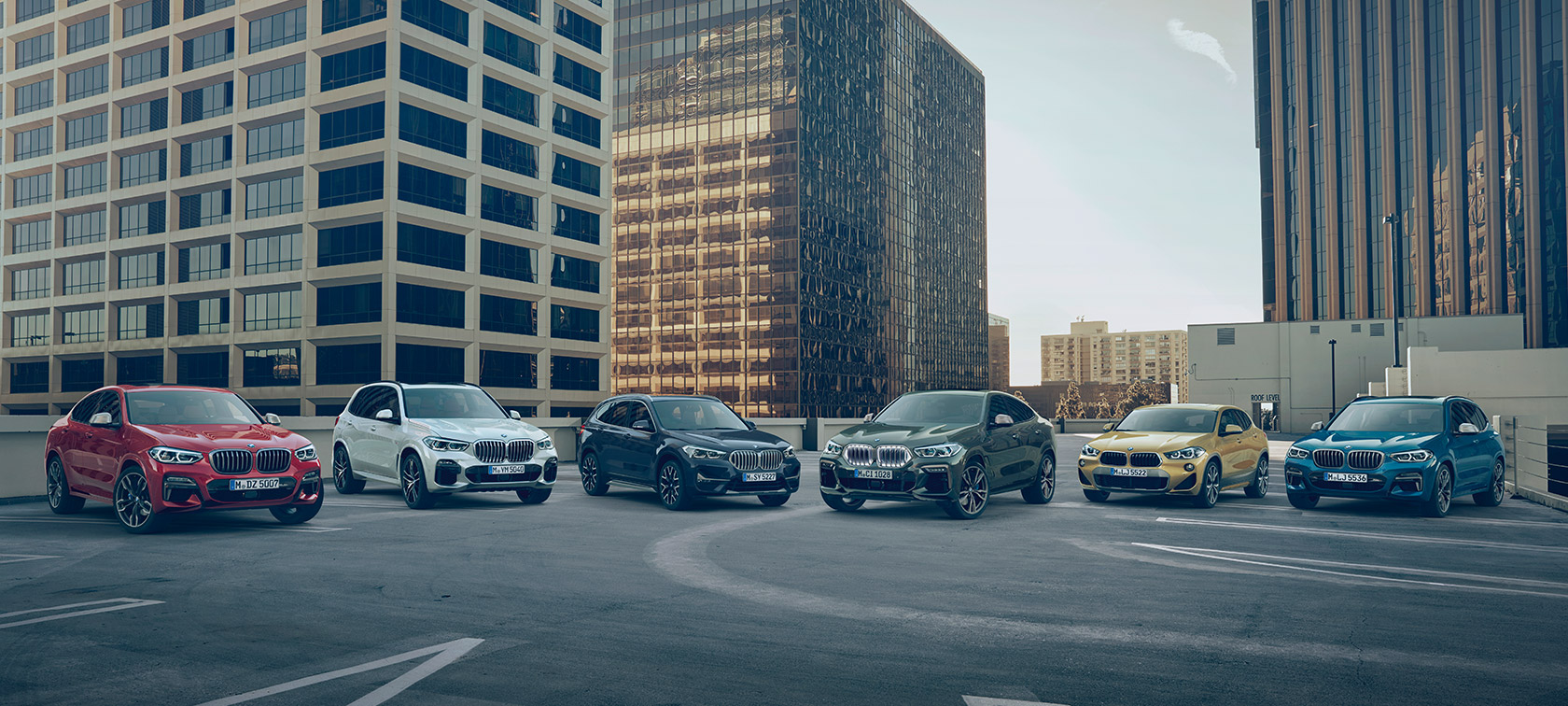 Véhicules BMW X sur le parking devant des bâtiments Modèles BMW X Véhicules BMW X sur le parking devant des bâtiments