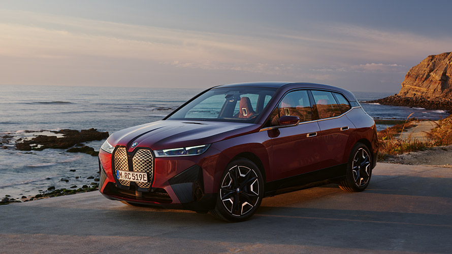 BMW iX I20 de première génération, vue de trois quarts de profil en stationnement Modèles BMW X BMW iX I20 de première génération, vue de trois quarts de profil en stationnement