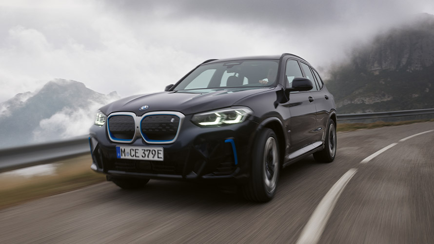 BMW iX3 G08 de première génération, vue de trois quarts de profil en stationnement Modèles BMW X BMW iX3 G08 de première génération, vue de trois quarts de profil en stationnement