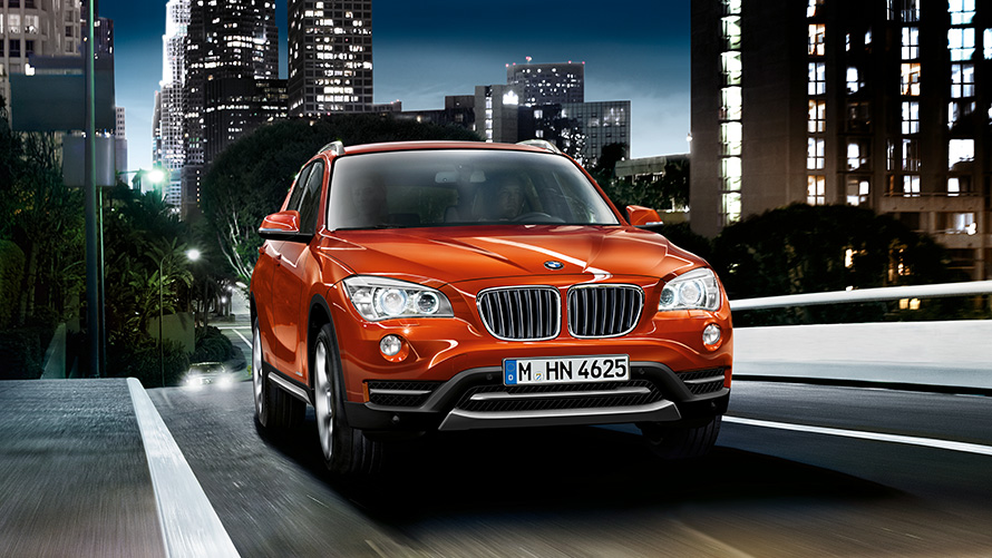 BMW X1 E84 première génération vue de trois quarts avant sur la route Modèles BMW X BMW X1 E84 première génération, vue de trois quarts avant sur la route