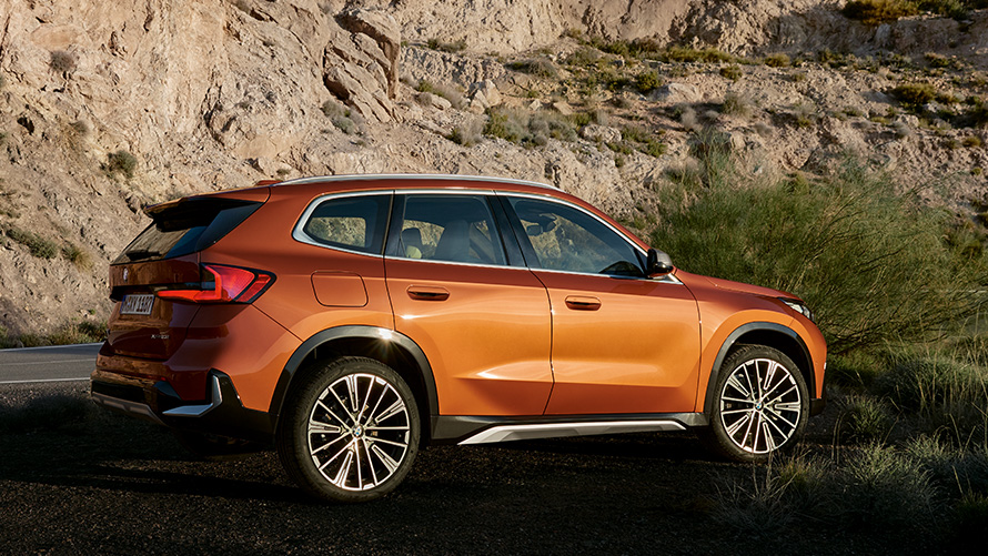 BMW X1 U11 troisième génération vue de trois quarts avant sur la route Modèles BMW X BMW X1 U11 troisième génération vue de trois quarts avant sur la route