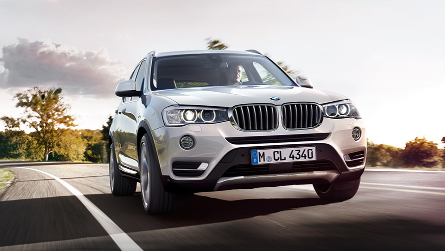 La BMW X3 F25 de deuxième génération, vue de trois quarts arrière en mouvement sur la route Modèles BMW X BMW X3 F25 de deuxième génération, vue de trois quarts arrière en mouvement sur route