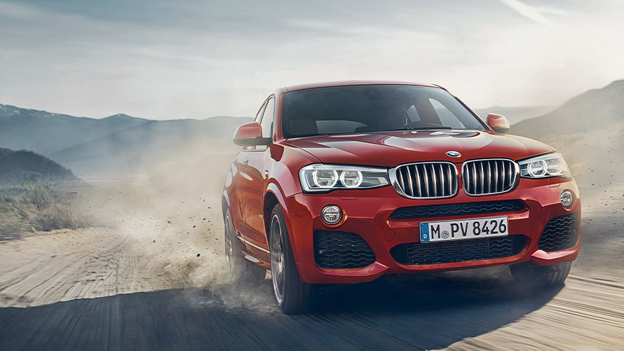 BMW X4 F26 de première génération, vue de trois quarts avant en mouvement Modèles BMW X BMW X4 F26 de première génération, vue de trois quarts avant en mouvement