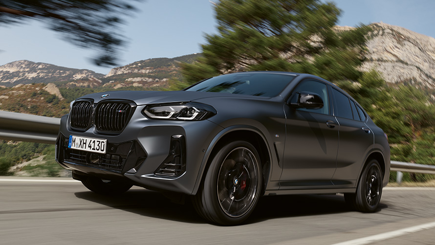 BMW X4 G02 de deuxième génération, vue de trois quarts de profil en mouvement sur la route Modèles BMW X BMW X4 G02 de deuxième génération, vue de trois quarts de profil en mouvement sur la route