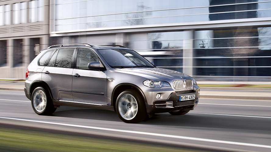 BMW X5 E70 de deuxième génération, vue de profil en mouvement sur la route Modèles BMW X BMW X5 E70 de deuxième génération, vue de profil en mouvement sur la route
