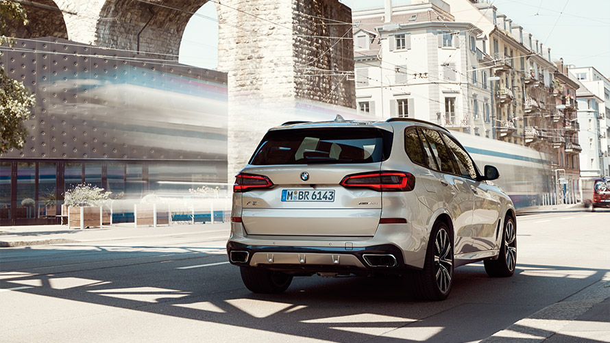 BMW X5 G05 de quatrième génération, vue de trois quarts arrière en stationnement devant un bâtiment Modèles BMW X BMW X5 G05 de quatrième génération, vue de trois quarts arrière en stationnement devant un bâtiment