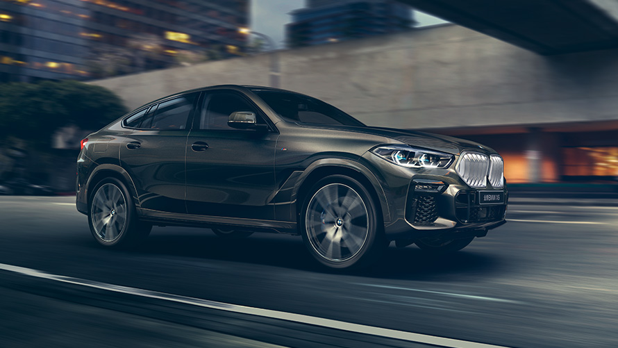 BMW X6 G06 de troisième génération, vue de trois quarts de profil Modèles BMW X BMW X6 G06 de troisième génération, vue de trois quarts de profil en stationnement