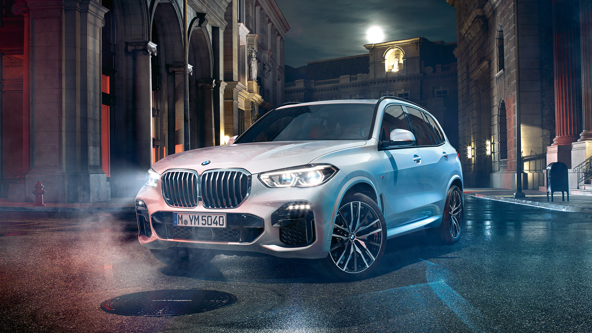 BMW X5 vue de trois quarts avant BMW X5 G05 2018 en Mineralweiß metallic vue de trois quarts avant à l'arrêt, de nuit