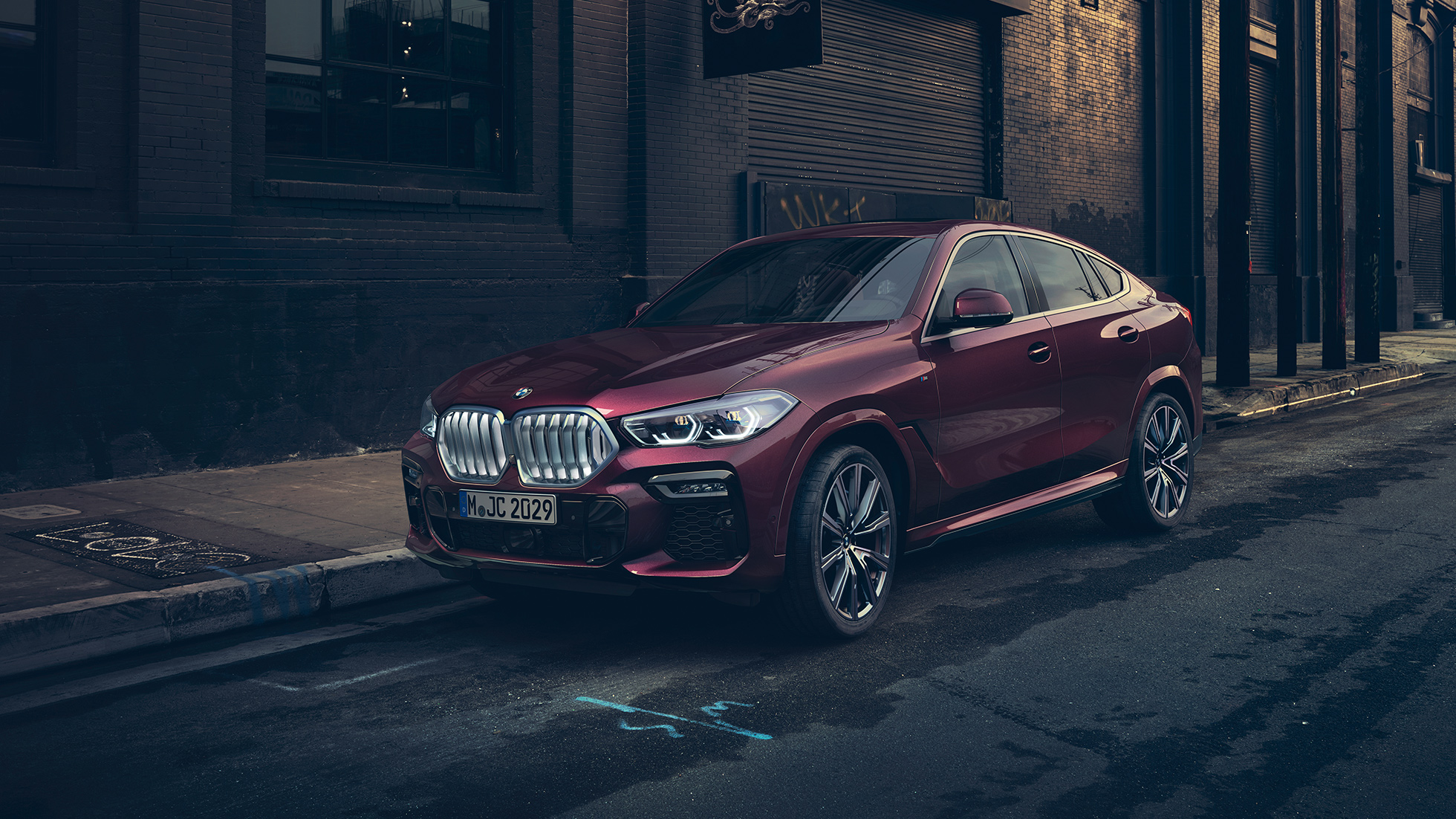 Extérieur de la BMW X6 Individual. Vue de trois quarts avant de la BMW X6 Individual à l’arrêt.