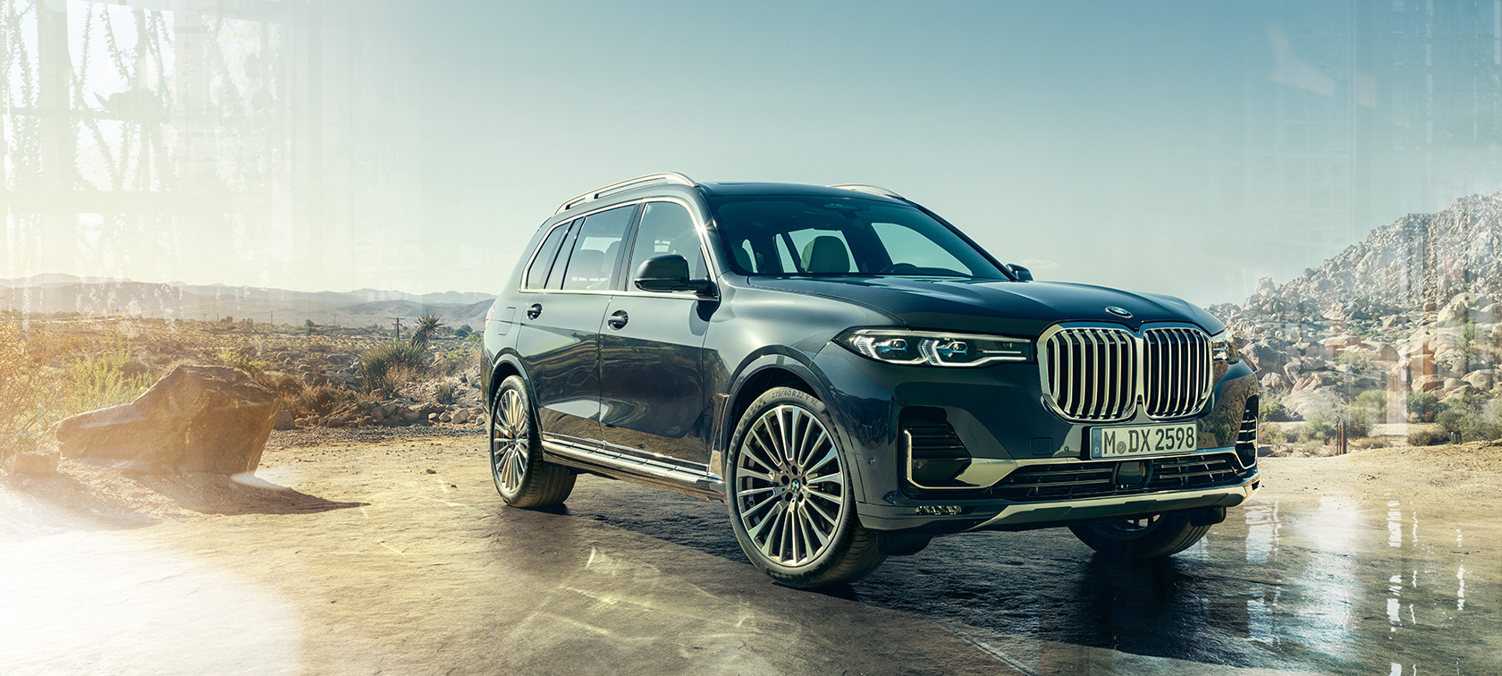 BMW X7, vue de trois quarts avant côté gauche BMW X7 en Arktikgrau à l’arrêt, devant un paysage de désert, vue de trois-quarts avant, côté gauche G07 2019