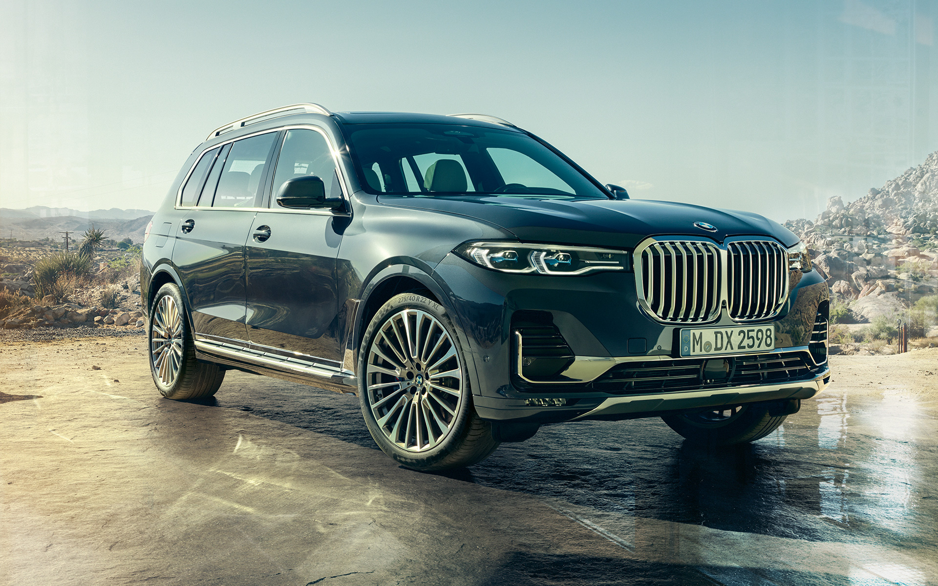 Extérieur de la BMW X7 G07 2019 vue de trois quarts avant devant un paysage de désert