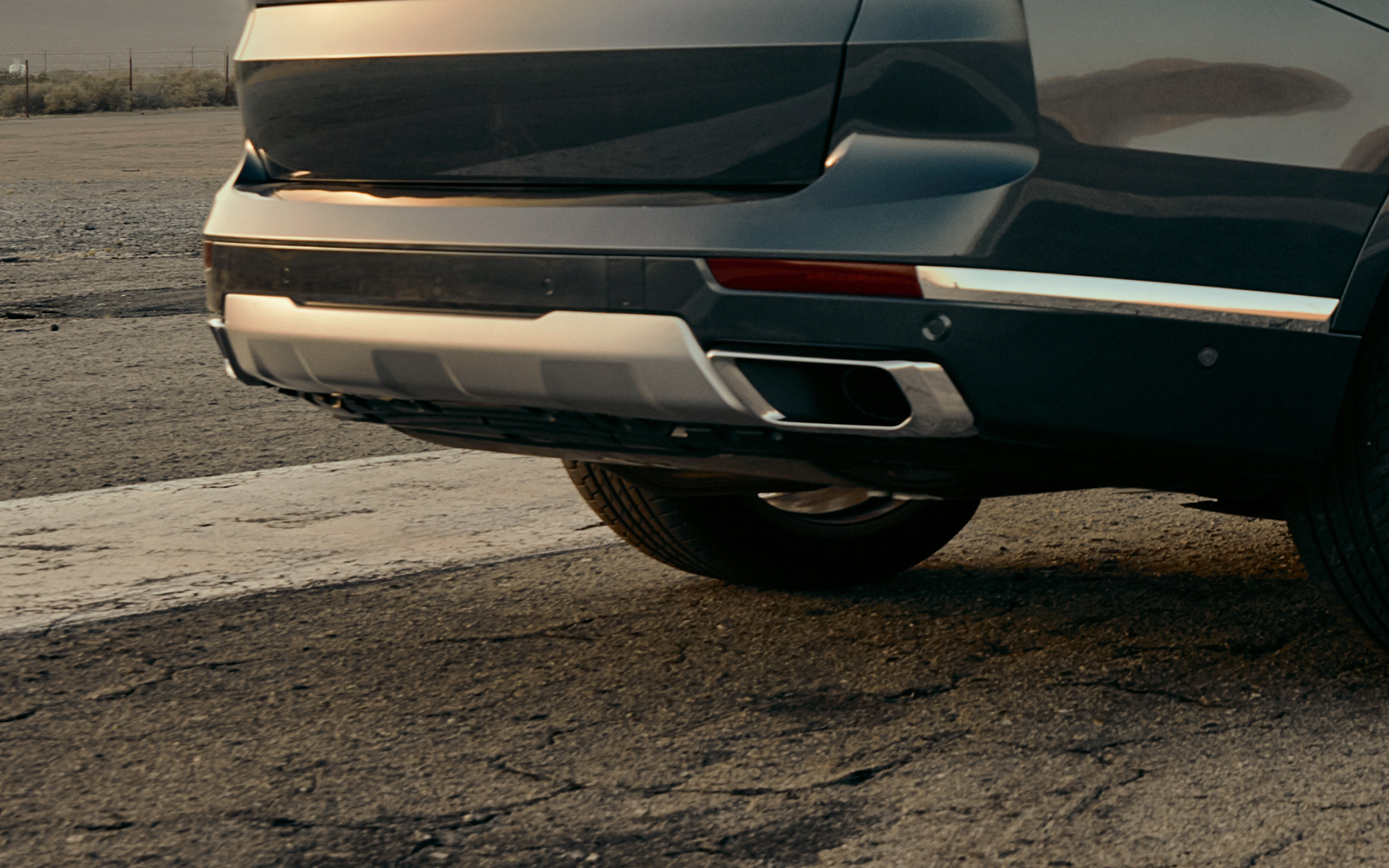 Système d'échappement M sport de la BMW X7 G07 2019, vue en gros plan de l'arrière Système d'échappement M sport de la BMW X7 G07 2019, vue en gros plan de l'arrière