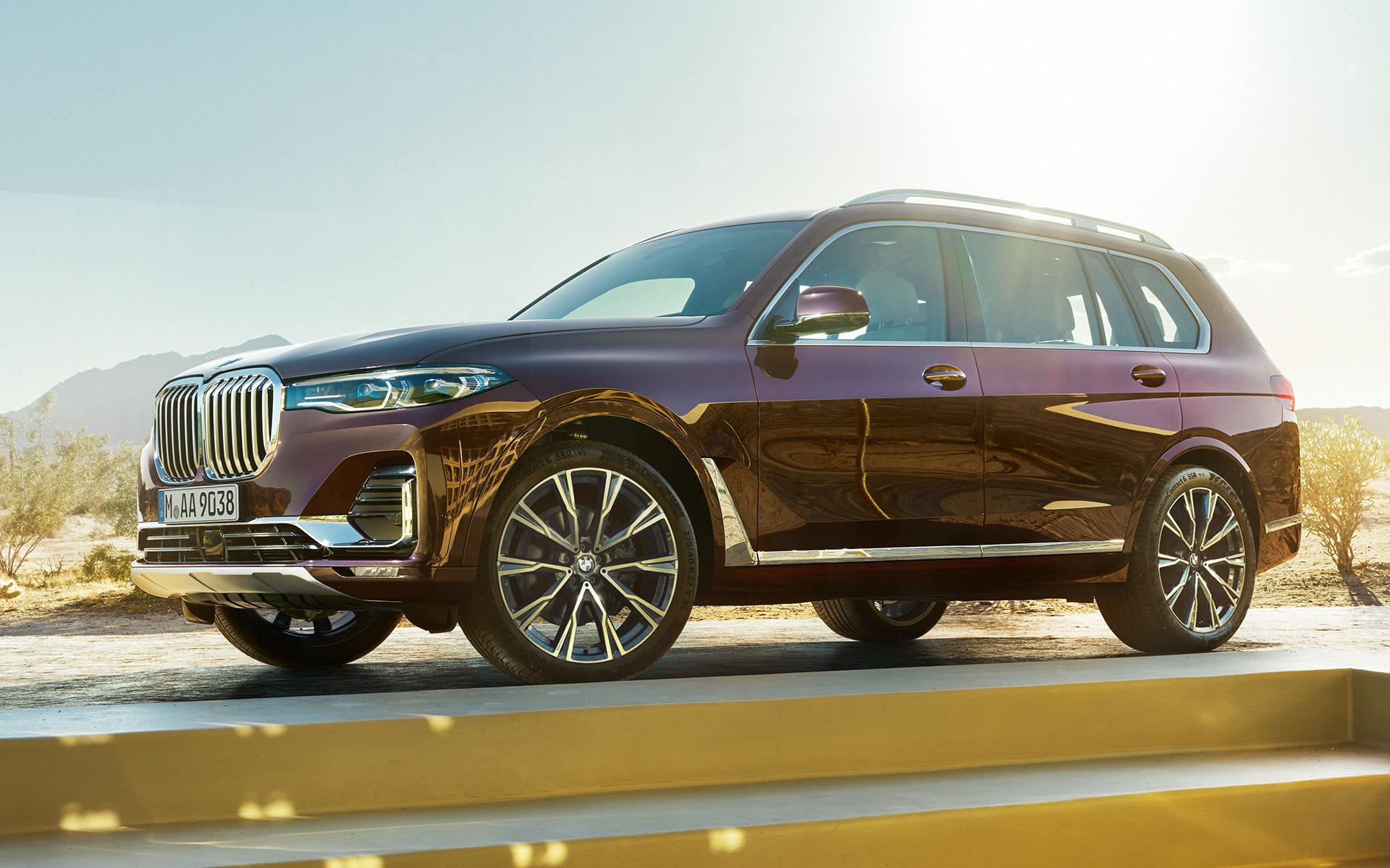 BMW X7 Individual xDrive40i G07 2018 Ametrin metallic, vue de profil devant un paysage de désert BMW X7 Individual xDrive40i G07 2018 Ametrin metallic, vue de profil devant un paysage de désert