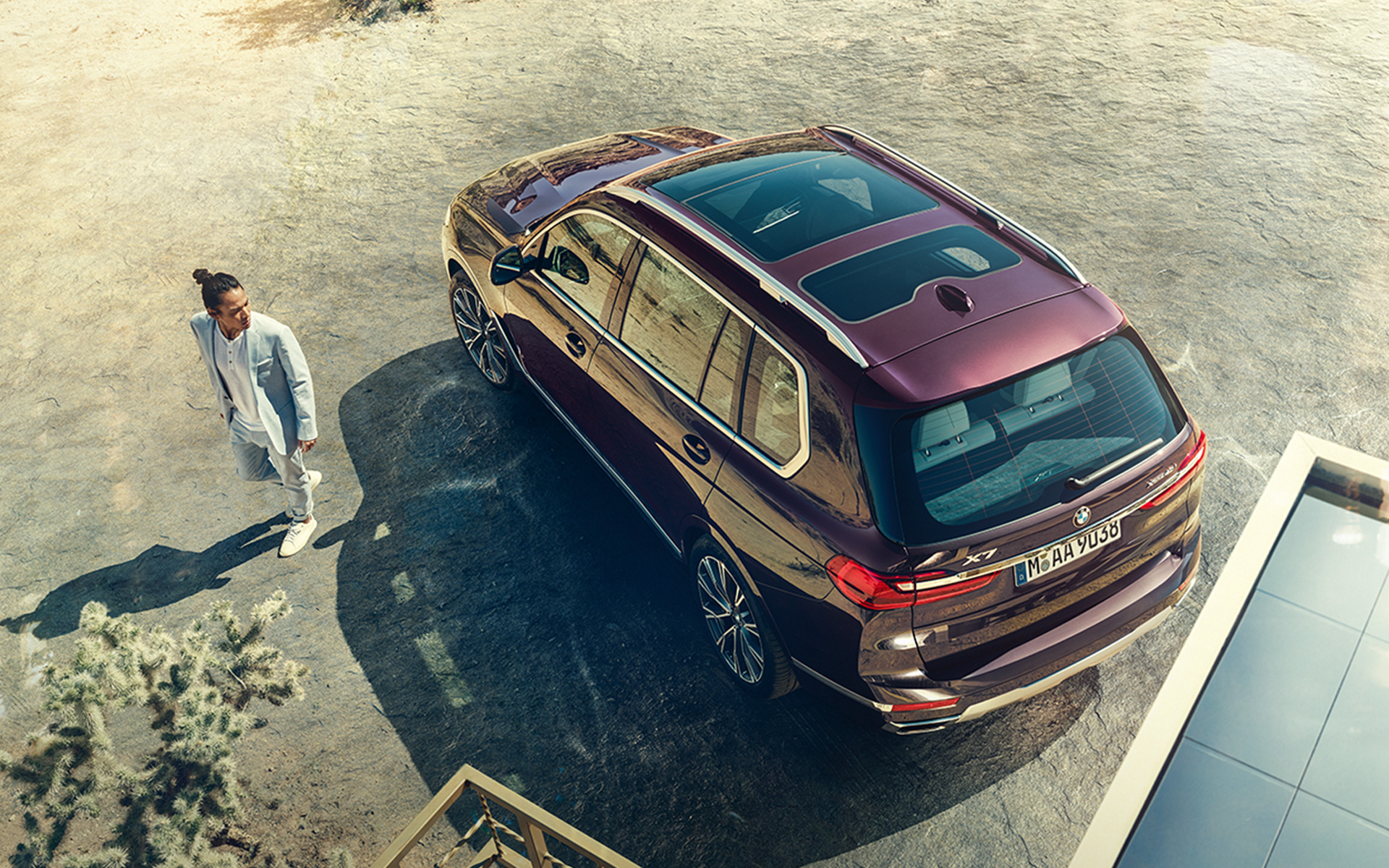 Vue en plongée avec mannequin de la BMW X7 Individual xDrive40i G07 2018 Ametrin metallic Vue en plongée avec mannequin de la BMW X7 Individual xDrive40i G07 2018 Ametrin metallic