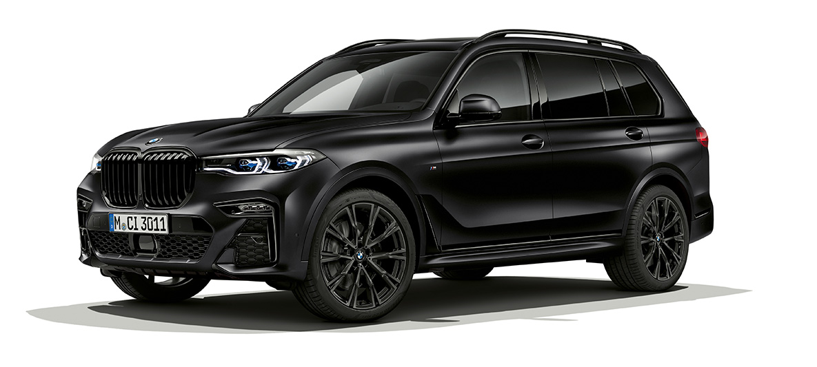 BMW X7 Edition en BMW Individual Frozen Black metallic G06 2019 Vue de trois quarts avant à l'arrêt de la BMW X7 Edition Individual Frozen Black metallic G06 2019