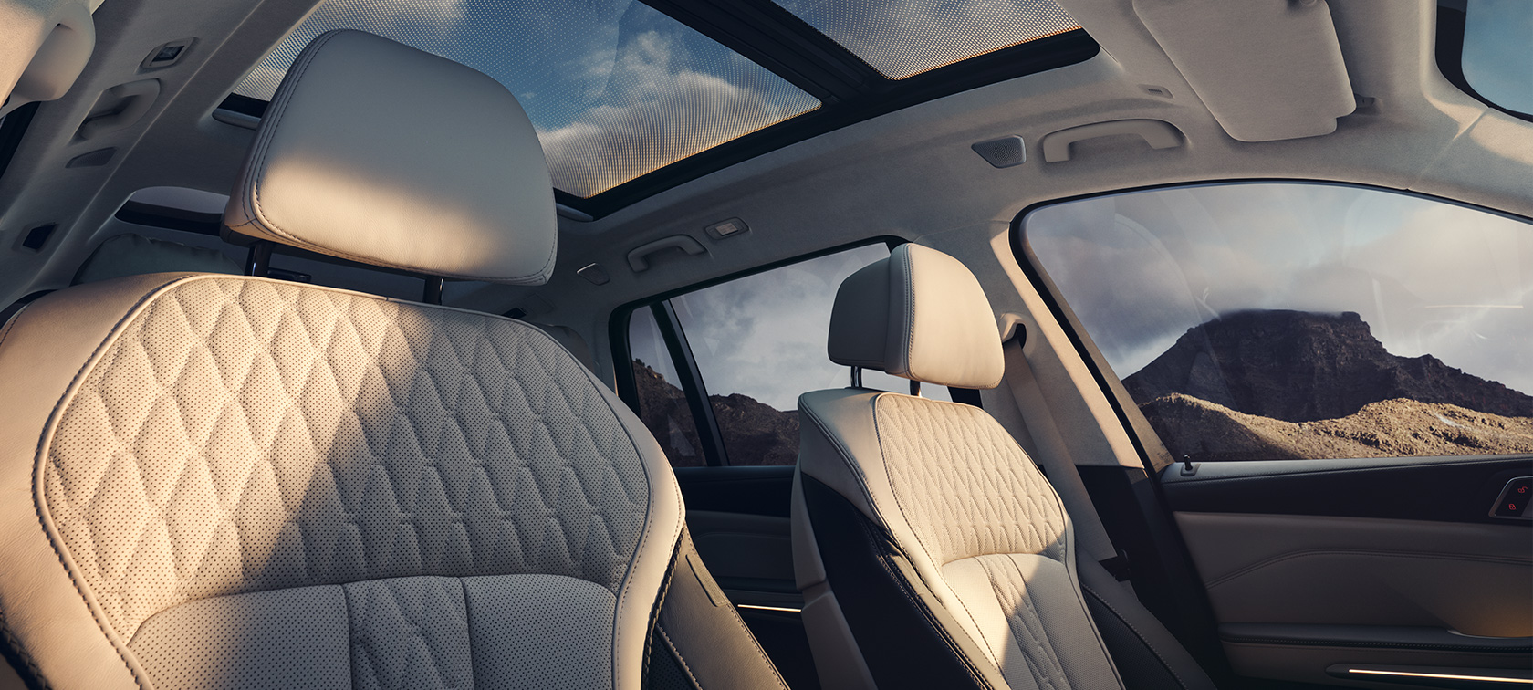 Habitacle de la BMW X7 G07 LCI – vue vers l’arrière depuis le côté passager Habitacle de la BMW X7 G07 LCI – vue vers l’arrière depuis le côté passager, au-dessus des sièges avant