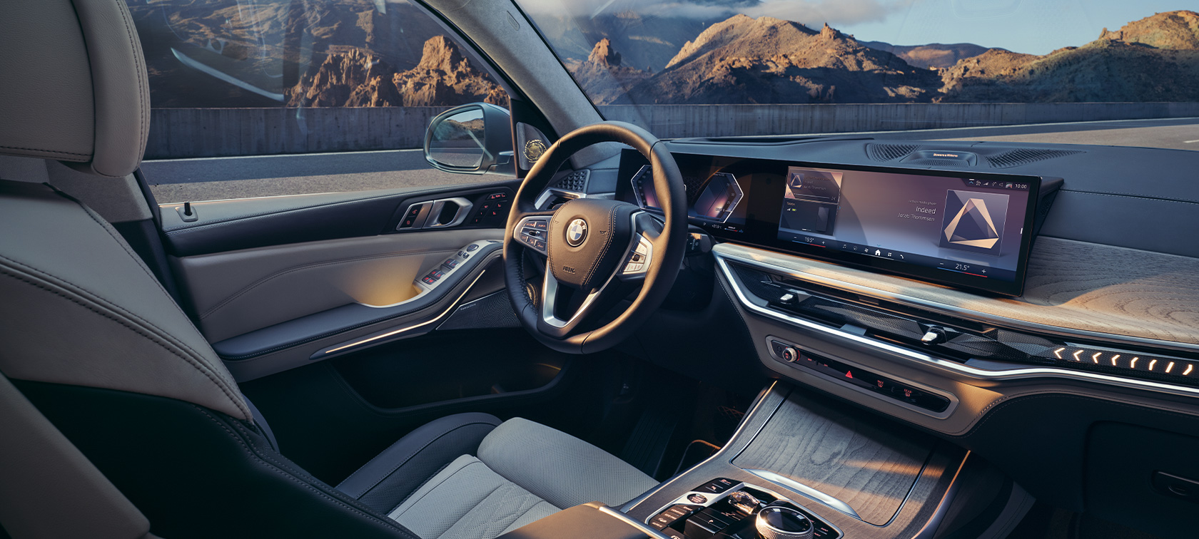 Vue du poste de conduite de la BMW X7 G07 LCI côté passager BMW XY G07 LCI – vue du côté passager sur le poste de conduite avec BMW Curved Display
