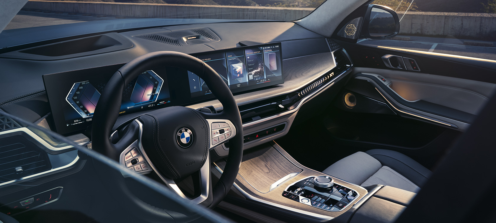 Vue de l’extérieur, côté conducteur, sur le poste de conduite de la BMW X7 G07 LCI Vue de l’extérieur, côté conducteur, sur le poste de conduite de la BMW X7 G07 LCI