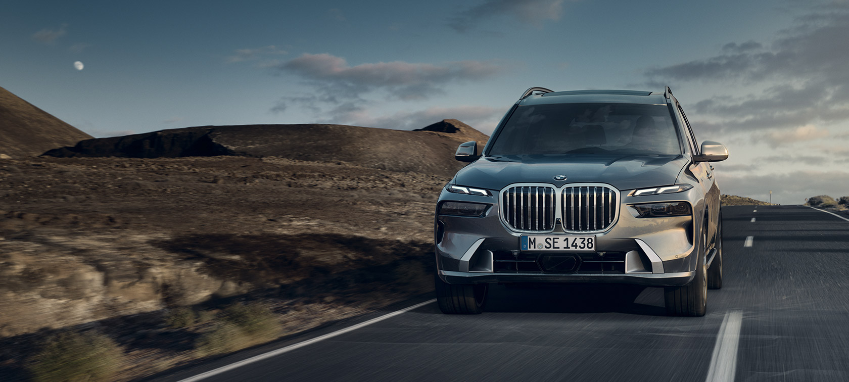 BMW X7 G07 LCI 7/8 vue avant en mouvement Sparkling Kupfergrau metallic